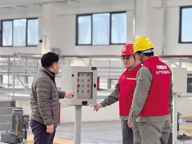 Hỗ trợ doanh nghiệp và người dân thúc đẩy phát triển | Cờ Đảng phấp phới, làm cho thành phố ấm áp và phát triển.